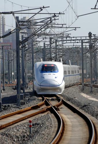 9月28日,由西安開往廣州的G838次列車從西安北站駛出。當日,隨著京廣高速鄭武段正式開通,西安鐵路局增開時速300公里的高鐵跨線動車組列車7對,從此西安與廣州、深圳、武漢、長沙等國內(nèi)大城市之間正式實現(xiàn)高鐵連通。新增的7對跨線動車組列車分別是西安北至深圳北1對、西安北至廣州南4對、西安北至長沙南1對、西安北至武漢1對。新華社記者 李一博 攝