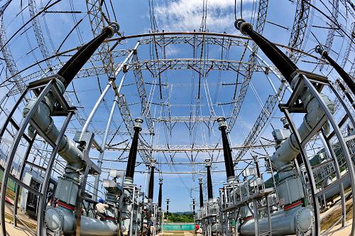 這是9月28日拍攝的福建首座500千伏智能化變電站--福州笠里變電站戶外電器設(shè)備。當(dāng)日,福建首座500千伏智能化變電站——福州笠里變電站工程竣工。該工程于2011年7月動(dòng)工,總投資為3.017億元。變電站采用先進(jìn)、可靠、集成、低碳、環(huán)保的智能設(shè)備,自動(dòng)完成信息采集、測(cè)量、控制、保護(hù)、計(jì)量和監(jiān)測(cè)功能,最大限度地提高了電網(wǎng)的資源優(yōu)化配置能力。新華社記者 張國俊 攝