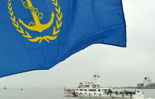 10月30日,海巡183船離開(kāi)??诤J禄卮a頭,開(kāi)始環(huán)海南島巡航。當(dāng)日,為期9天、總航行里程529海里的2012年海南海事局環(huán)海南島巡航啟航。巡航對(duì)環(huán)海南島距離岸線20海里水域內(nèi)航道、錨地、助航標(biāo)志等進(jìn)行全面系統(tǒng)巡查,提高海事執(zhí)法船舶動(dòng)態(tài)執(zhí)法能力和海事巡航隊(duì)伍的快速反應(yīng)能力。新華社記者 趙穎全 攝