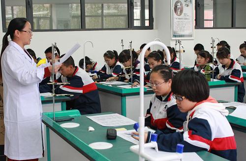12月6日,北京四中呼和浩特分校初一年級學(xué)生在上化學(xué)實驗課。新華社記者 趙婷婷 攝