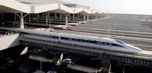 一輛高鐵列車駛出鄭州東站(2012年9月28日攝)。目前,京廣高鐵北京至鄭州段已經(jīng)完成開(kāi)通運(yùn)營(yíng)前的各項(xiàng)準(zhǔn)備工作,將于12月26日正式開(kāi)通運(yùn)營(yíng),與此前已經(jīng)開(kāi)通運(yùn)營(yíng)的鄭州至武漢段、武漢至廣州段鏈接,實(shí)現(xiàn)世界上運(yùn)營(yíng)歷程最長(zhǎng)的高速鐵路。地處中原腹地的鄭州已形成高速鐵路新的交通樞紐,鄭州東站成為中部地區(qū)最大的高速鐵路編組站,是國(guó)家重點(diǎn)鐵路工程北京至廣州客運(yùn)專線和蘭州至徐州客運(yùn)專線兩大鐵路干線十字交匯樞紐,該站建成投入使用將成為集鐵路客運(yùn)、公路客運(yùn)、軌道交通、城市公交等多種交通方式為一體的現(xiàn)代化綜合交通樞紐。新華社記者 朱祥 攝