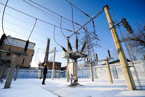 12月20日,吳靜在巡檢室外的變電設(shè)備及供電線路。新華社記者 許暢 攝