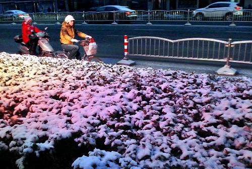 12月21日凌晨,兩位鄭州市民騎行在路上。當(dāng)日是冬至節(jié)氣,也是數(shù)九寒天開(kāi)始的日子。從12月20日夜間開(kāi)始,河南省大部分地區(qū)下起小到中雪。鄭州市氣象臺(tái)于12月21日凌晨發(fā)布道路結(jié)冰黃色預(yù)警信號(hào)。新華社記者 王頌 攝