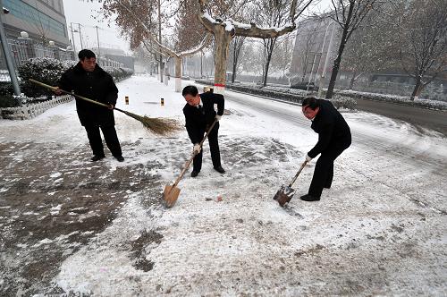 12月21日,河北邢臺(tái)的群眾在清掃積雪。當(dāng)日是冬至節(jié)氣,也是數(shù)九寒天開(kāi)始的日子。河北省氣象臺(tái)發(fā)布了大霧黃色預(yù)警信號(hào)和道路結(jié)冰黃色預(yù)警信號(hào),12月21日白天到夜間,河北省大部分地區(qū)有積雪和道路結(jié)冰的情況。 新華社記者 曹?chē)?guó)廠(chǎng) 攝