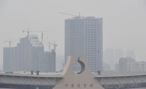 1月14日,在寧夏回族自治區(qū)銀川市,市區(qū)各建筑均被濃霧籠罩。當(dāng)日,寧夏銀川市出現(xiàn)霧霾天氣,市區(qū)被濃霧籠罩,給出行的市民帶來不便。據(jù)銀川市環(huán)保局網(wǎng)站公布的數(shù)據(jù)顯示,到上午9時,銀川市5個監(jiān)測點(diǎn)監(jiān)測的PM2.5數(shù)據(jù)均達(dá)到100微克每立方米以上,其中,寧化生活區(qū)監(jiān)測點(diǎn)監(jiān)測的PM2.5數(shù)據(jù)為184微克每立方米。新華社記者 彭昭之 攝