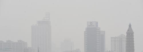 1月14日,在寧夏回族自治區(qū)銀川市,市區(qū)各建筑均被濃霧籠罩。新華社記者 彭昭之 攝
