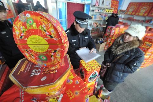 1月14日,山西運(yùn)城市新絳縣公安局治安管理大隊民警在一家煙花爆竹經(jīng)銷部檢查煙花爆竹進(jìn)貨登記記錄。春節(jié)臨近,山西運(yùn)城市公安機(jī)關(guān)按照公安部等五部門關(guān)于做好2013年元旦春節(jié)期間煙花爆竹安全監(jiān)管工作的聯(lián)合通知,組織多警種協(xié)同相關(guān)部門依法加強(qiáng)煙花爆竹生產(chǎn)、經(jīng)營、運(yùn)輸、燃放等環(huán)節(jié)的監(jiān)管力度,為群眾平安過節(jié)排除安全隱患。新華社發(fā)(高新生 攝)