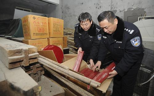 1月14日晚,民警在天津市河北區(qū)一座平房內(nèi)清點(diǎn)查獲的煙花爆竹。新華社發(fā)