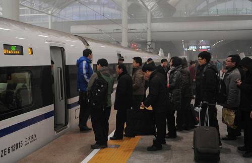 1月16日,旅客在石家莊火車(chē)站排隊(duì)上車(chē)。當(dāng)日,距今年春運(yùn)開(kāi)始時(shí)間還有10天,石家莊市部分院校放假的學(xué)生及外來(lái)務(wù)工人員為避開(kāi)乘車(chē)高峰提前返鄉(xiāng),石家莊火車(chē)站客流比前幾日明顯增多。據(jù)鐵路部門(mén)預(yù)計(jì),春運(yùn)期間全國(guó)鐵路將發(fā)送旅客22450萬(wàn)人,同比增加993萬(wàn)人,增長(zhǎng)4.6%。新華社發(fā)(王曉 攝)