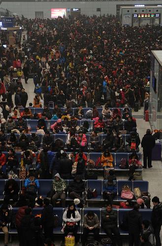 1月16日,旅客在石家莊火車(chē)站候車(chē)大廳等候檢票進(jìn)站。新華社發(fā)(王曉 攝)