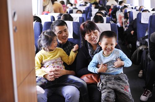 一家四口在列車上聊天,其樂(lè)融融(1月18日攝)。新華社記者 梁旭 攝