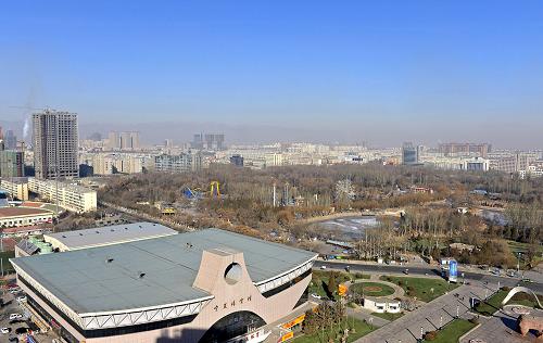 這是1月24日拍攝的銀川市市區(qū)晴空。為做好冬季大氣污染防治工作,銀川市在供暖季開展地毯式供暖鍋爐監(jiān)測,對鍋爐脫硫、除塵設(shè)施運(yùn)行情況,廢氣、煙塵排放指標(biāo)進(jìn)行監(jiān)測、檢查,并對40噸以上鍋爐進(jìn)行在線監(jiān)測。據(jù)了解,銀川市近年來通過采取推廣集中供暖、督促企業(yè)改變?nèi)剂辖Y(jié)構(gòu),拆除排放不達(dá)標(biāo)小鍋爐等措施,有效控制大氣污染源,提高城市空氣質(zhì)量。新華社記者 王鵬 攝