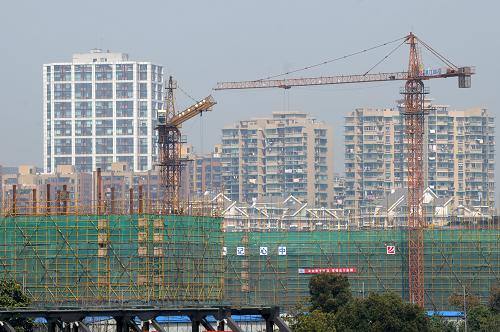 杭州市區(qū)內(nèi)一處建設(shè)中的建筑工地(2012年3月27日攝)。新華社記者 鞠煥宗 攝