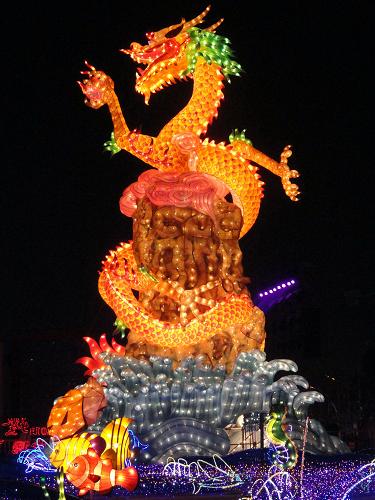 1月29日在江蘇蘇州金雞湖畔拍攝的高14米的巨型龍燈。新華社發(fā)(王建康 攝)