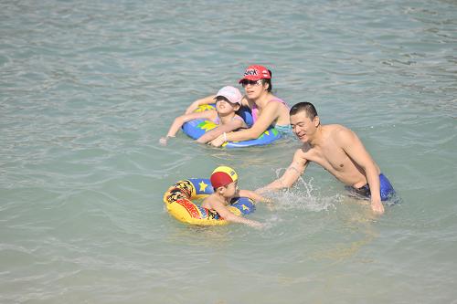1月30日,游客在國(guó)家5A級(jí)旅游景區(qū)海南分界洲島旅游區(qū)戲水。針對(duì)北方多地出現(xiàn)連續(xù)陰霾天氣,海南推出了“好空氣”主題的旅游套餐,不少游客遠(yuǎn)離“霾”伏,在海南生態(tài)大花園里呼吸清新空氣,親近湛藍(lán)海洋。新華社記者 趙穎全 攝