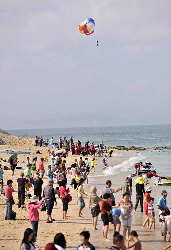1月30日,國(guó)家5A級(jí)旅游景區(qū)海南分界洲島旅游區(qū)的沙灘上游客眾多。新華社記者 趙穎全 攝