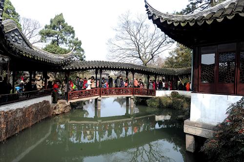 游人在江蘇省蘇州市拙政園游覽(2月13日攝)。 2月16日,全國(guó)假日旅游部際協(xié)調(diào)會(huì)議辦公室發(fā)布《2013年春節(jié)黃金周旅游統(tǒng)計(jì)報(bào)告》顯示,2013年春節(jié)黃金周期間,全國(guó)共接待游客2.03億人次,同比增長(zhǎng)15.1%;旅游收入1170.6億元,同比增長(zhǎng)15.4%。新華社發(fā)(杭興微 攝)