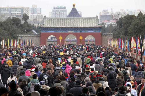 北京地壇公園內(nèi)游人如織(2月14日攝)。新華社發(fā)(郭海鵬 攝)