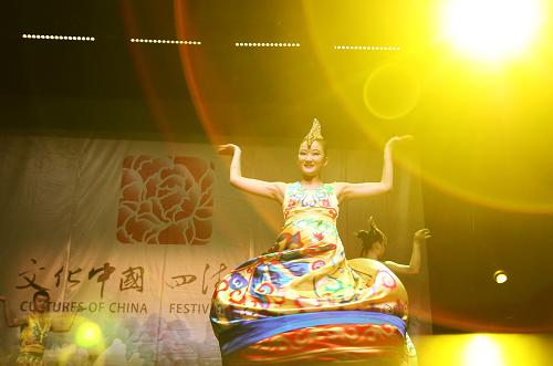 2月16日,“文化中國·四海同春”赴歐藝術(shù)團(tuán)的演員在巴黎為當(dāng)?shù)厝A人華僑表演舞蹈。新華社記者 高靜 攝