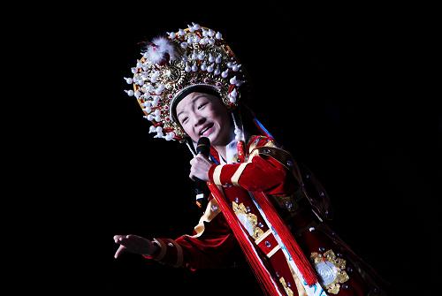 2月16日,“文化中國·四海同春”赴歐藝術(shù)團(tuán)的小演員在巴黎為當(dāng)?shù)厝A人華僑表演豫劇《花木蘭》。新華社記者 高靜 攝