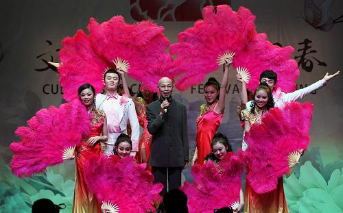 2月16日,在法國巴黎舉辦的“文化中國·四海同春”慰問演出上,香港演員羅家英(中)演唱《萬水千山總是情》。新華社記者 高靜 攝
