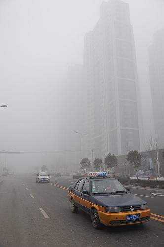 2月17日,車輛在石家莊市塔北路上行駛。新華社發(fā)(朱旭東 攝)