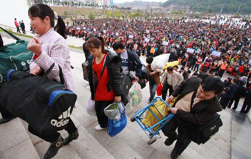 2月17日,乘坐“愛(ài)心專列”的外出務(wù)工人員在江西于都火車站廣場(chǎng)準(zhǔn)備進(jìn)站。新華社發(fā)(方名榮 攝)