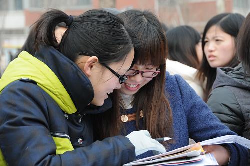 2月18日,兩名求職者在河北省畢業(yè)生就業(yè)市場上交流信息。新華社記者 齊雷杰 攝