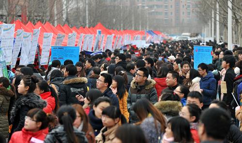 2月18日,河北省畢業(yè)生就業(yè)市場上人頭攢動。新華社發(fā)(朱旭東 攝)