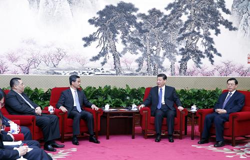 3月18日,中國國家主席習(xí)近平在北京中南海會見來京列席第十二屆全國人民代表大會第一次會議閉幕式的香港特別行政區(qū)行政長官梁振英、澳門特別行政區(qū)行政長官崔世安。新華社記者 鞠鵬 攝