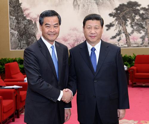 3月18日,中國國家主席習(xí)近平在北京中南海會見來京列席第十二屆全國人民代表大會第一次會議閉幕式的香港特別行政區(qū)行政長官梁振英。新華社記者 劉建生 攝