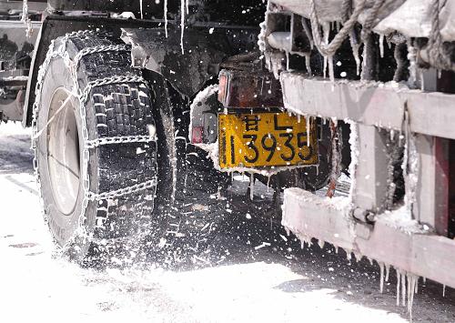 3月18日,一輛貨車在冰雪路面上行駛。當(dāng)日,因大雪天氣影響,西藏當(dāng)雄縣109國(guó)道3684段附近出現(xiàn)大范圍冰雪路面,納龍村附近擁堵路段長(zhǎng)達(dá)數(shù)公里。新華社發(fā)(劉坤 攝)
