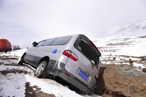 3月18日,一輛汽車因冰雪路滑發(fā)生側(cè)翻。新華社發(fā)(劉坤 攝)