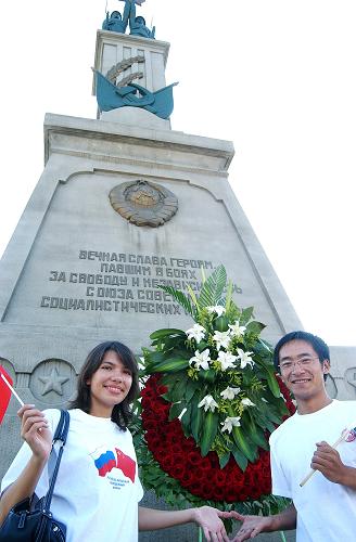 這是2006年8月14日,參加“中俄青年友好論壇”的中俄青年代表在中國黑龍江省哈爾濱的蘇聯(lián)紅軍紀(jì)念碑前合影。新華社發(fā)