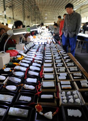 游客在南陽市鎮(zhèn)平縣石佛寺玉器批發(fā)市場選購玉器產品(4月18日攝)。河南省南陽市是大型玉雕產銷集散地和玉料交易場所,國內外100多個玉種的原石匯聚于此。在這里生產加工的5000多個玉雕品種,暢銷50多個國家和地區(qū),年銷售近2000萬件,約占全國玉雕行業(yè)總量的50%,年產值400億元。其中,產自南陽市城郊的獨山玉是我國四大名玉之一,因其同時具備玻璃光澤和油脂光澤,被稱為“東方翡翠”。南陽也是我國玉文化產業(yè)鏈條最為完整的地方,集勘探、開采、加工、商貿、科研、教育、文化傳播為一體。目前,南陽市擁有各類玉雕加工企業(yè)(戶)近2萬家,從業(yè)人員40余萬人。新華社記者 李博 攝