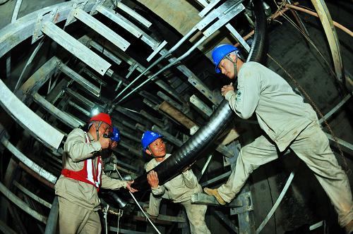5月5日,國(guó)家電網(wǎng)福建省送變電工程公司施工人員在敷設(shè)地下高壓電纜。新華社記者 張國(guó)俊 攝