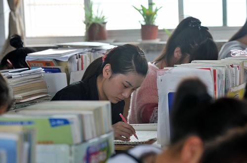 5月6日,河北省唐縣第二中學(xué)畢業(yè)班的學(xué)生在教室里復(fù)習(xí)功課。新華社發(fā) (朱旭東 攝)