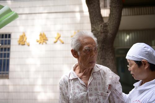 5月8日,醫(yī)護人員攙扶著患者熊某走出病房。當(dāng)日上午,江西省南昌市人感染H7N9禽流感患者熊某治愈出院,這是江西首例人感染H7N9禽流感康復(fù)患者。據(jù)介紹,患者熊某今年80歲,4月28日被診斷為江西省第三例人感染H7N9禽流感確診病例。進入南昌大學(xué)第一附屬醫(yī)院住院治療后,經(jīng)醫(yī)療專家積極救治,病情逐日好轉(zhuǎn),目前患者體溫正常,生命體征平穩(wěn),臨床癥狀消失,多次復(fù)查H7N9禽流感病毒核酸均呈陰性。5月7日,經(jīng)省專家組專家會診,確定患者符合國家衛(wèi)生計生委制定的出院標(biāo)準(zhǔn)。新華社記者 周密 攝