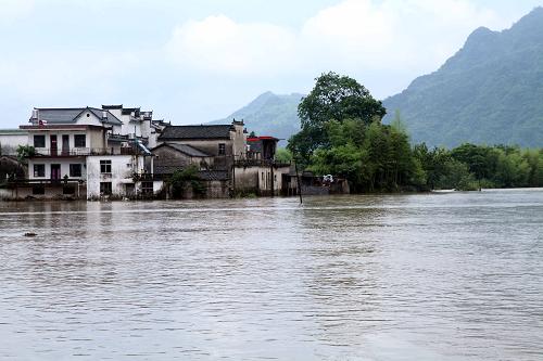 6月7日,安徽省休寧縣齊云山鎮(zhèn)東亭村被洪水圍困。 6月6日8時至7日14時,安徽省休寧縣遭遇強降雨天氣,河水暴漲,全縣大批農(nóng)田、大棚蔬菜受淹,部分道路受損。新華社發(fā)(黃俊軍 攝)