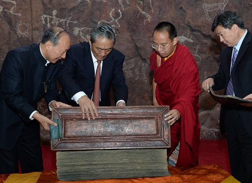 6月8日,西藏薩迦寺流失海外經(jīng)書捐贈(zèng)儀式在北京西藏文化博物館舉行。這是出席捐贈(zèng)儀式的十屆全國(guó)人大常委會(huì)副委員長(zhǎng)熱地(左二)、班禪額爾德尼· 確吉杰布(右二)和經(jīng)書捐贈(zèng)者陳峰(左一)等在觀賞經(jīng)書。新華社記者 馬占成 攝