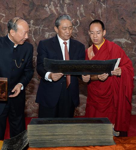 6月8日,西藏薩迦寺流失海外經(jīng)書捐贈(zèng)儀式在北京西藏文化博物館舉行。這是出席捐贈(zèng)儀式的十屆全國(guó)人大常委會(huì)副委員長(zhǎng)熱地(中)、班禪額爾德尼· 確吉杰布(右)和經(jīng)書捐贈(zèng)者陳峰(左)在觀賞經(jīng)書。新華社記者 馬占成 攝