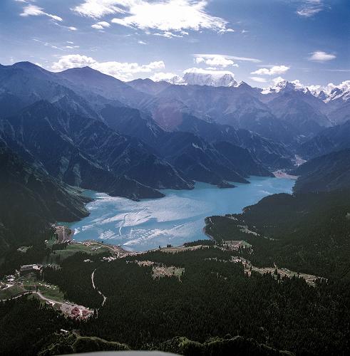 6月21日,世界遺產(chǎn)大會(huì)組委會(huì)討論來(lái)自全球27個(gè)國(guó)家和地區(qū)的31處遺產(chǎn)申請(qǐng),并表決是否列入聯(lián)合國(guó)教科文組織《世界遺產(chǎn)名錄》。中國(guó)新疆天山成功進(jìn)入《世界遺產(chǎn)名錄》。這是新疆天山天池(資料照片)。新華社記者 沈橋 攝