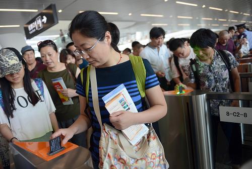 7月1日,旅客檢票準(zhǔn)備登上從杭州東站首發(fā)的G58次高鐵列車。新華社記者 韓傳號(hào) 攝