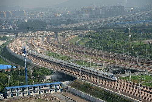 7月1日,一列從南京方向開過來的和諧號(hào)動(dòng)車組駛?cè)牒贾輺|站。新華社記者 韓傳號(hào) 攝