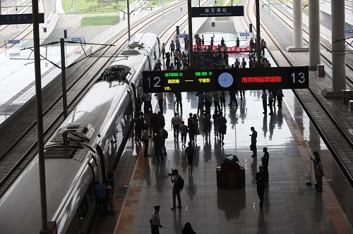 7月1日,在南京南站,該站首發(fā)的南京至寧波東的G7635次列車準(zhǔn)備發(fā)車。新華社記者 孫參 攝