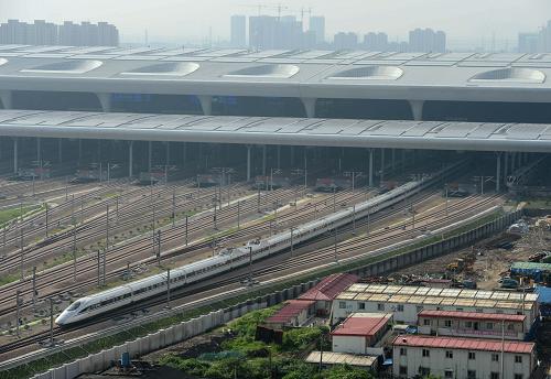 7月1日,一列從南京方向開過來的和諧號(hào)動(dòng)車組駛?cè)牒贾輺|站。新華社記者 韓傳號(hào) 攝
