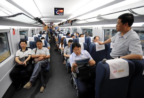 7月1日,旅客在南京南站首發(fā)的南京至寧波東的G7635次列車上。新華社記者 孫參 攝