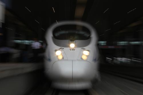 7月1日,南京南至寧波東的G7635次列車在南京南站整裝待發(fā)。當(dāng)日,南京至杭州(寧杭)、杭州至寧波(杭甬)高速鐵路正式開通運(yùn)營。這標(biāo)志著繼滬寧、滬杭高鐵建成通車后,長三角地區(qū)的高鐵三角網(wǎng)絡(luò)正式形成。新華社記者 邢廣利 攝