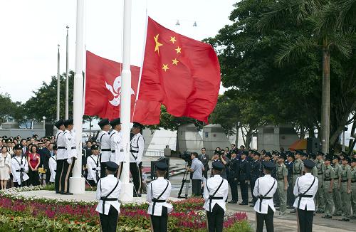 這是在香港金紫荊廣場舉行的升旗儀式現(xiàn)場(7月1日攝)。當(dāng)日,香港特區(qū)政府在金紫荊廣場舉行升旗儀式,慶祝香港回歸祖國16周年。新華社記者 呂小煒 攝