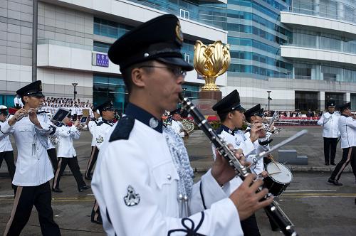 7月1日,香港警察樂隊(duì)在升旗儀式前列隊(duì)行進(jìn)。新華社記者 呂小煒 攝